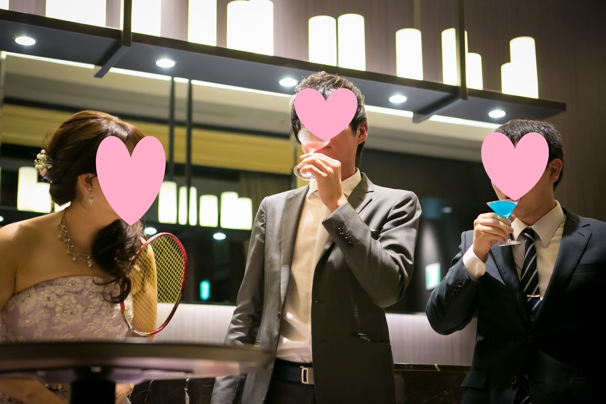 結婚式 披露宴 演出 ゲスト参加型 おすすめ カクテルサービス カクテルを飲むようす