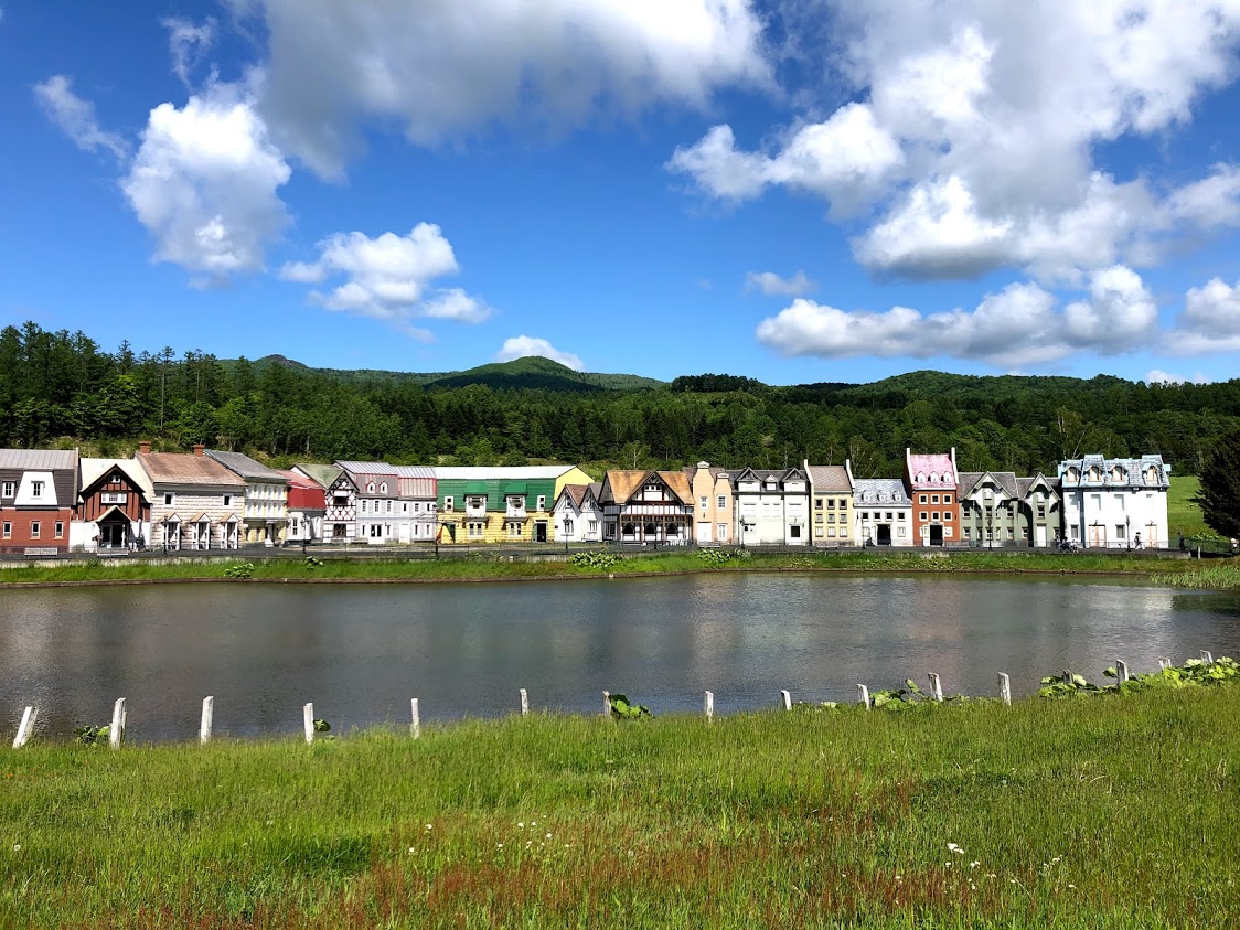 赤毛のアンの家を訪問 北海道で体験できるアンの世界 カナディアンワールド 芦別 観光 口コミ Enjoido北海道