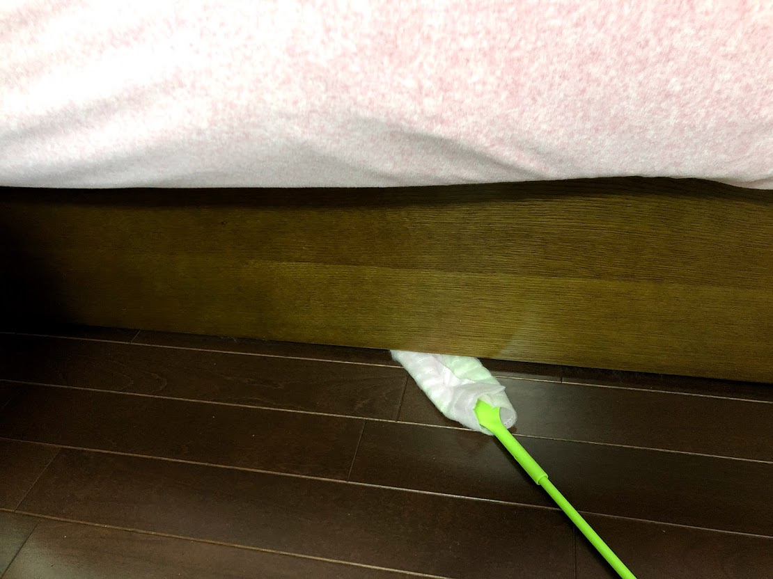 わずか1cm弱の隙間が掃除できた 狭いベッド下のホコリがごっそり 大掃除 掃除グッズ スキマキーレー 口コミ レビュー Enjoido北海道 わずか1cm弱の隙間が掃除できた 狭いベッド下のホコリがごっそり 大掃除 掃除グッズ スキマキーレー 口コミ レビュー Enjoido北海道