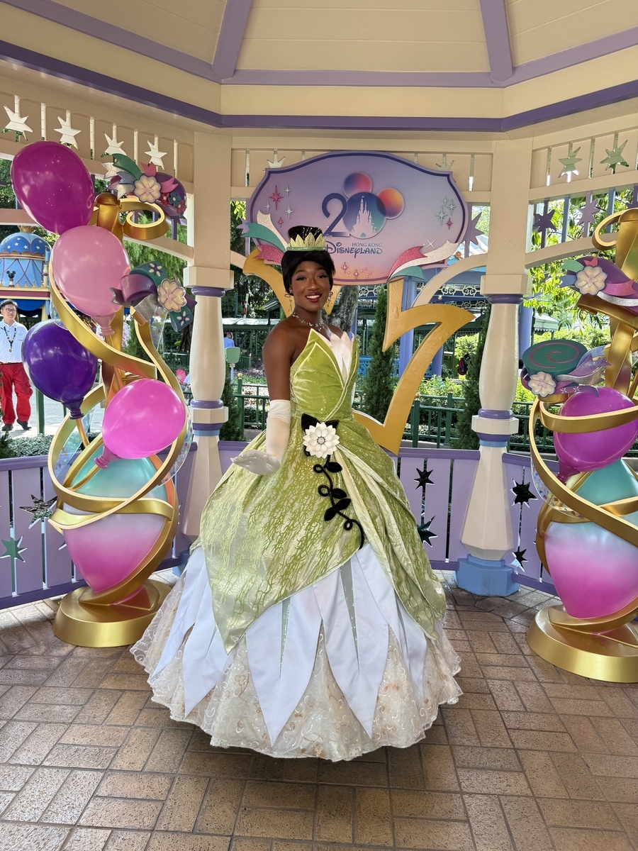 希少▲香港DISNEY キャスト限定ボストンバッグ 黄緑 エイリアン ディズニー 香港ディズニーで楽しむキャラクターグリーティング：20周年編 - ゆ