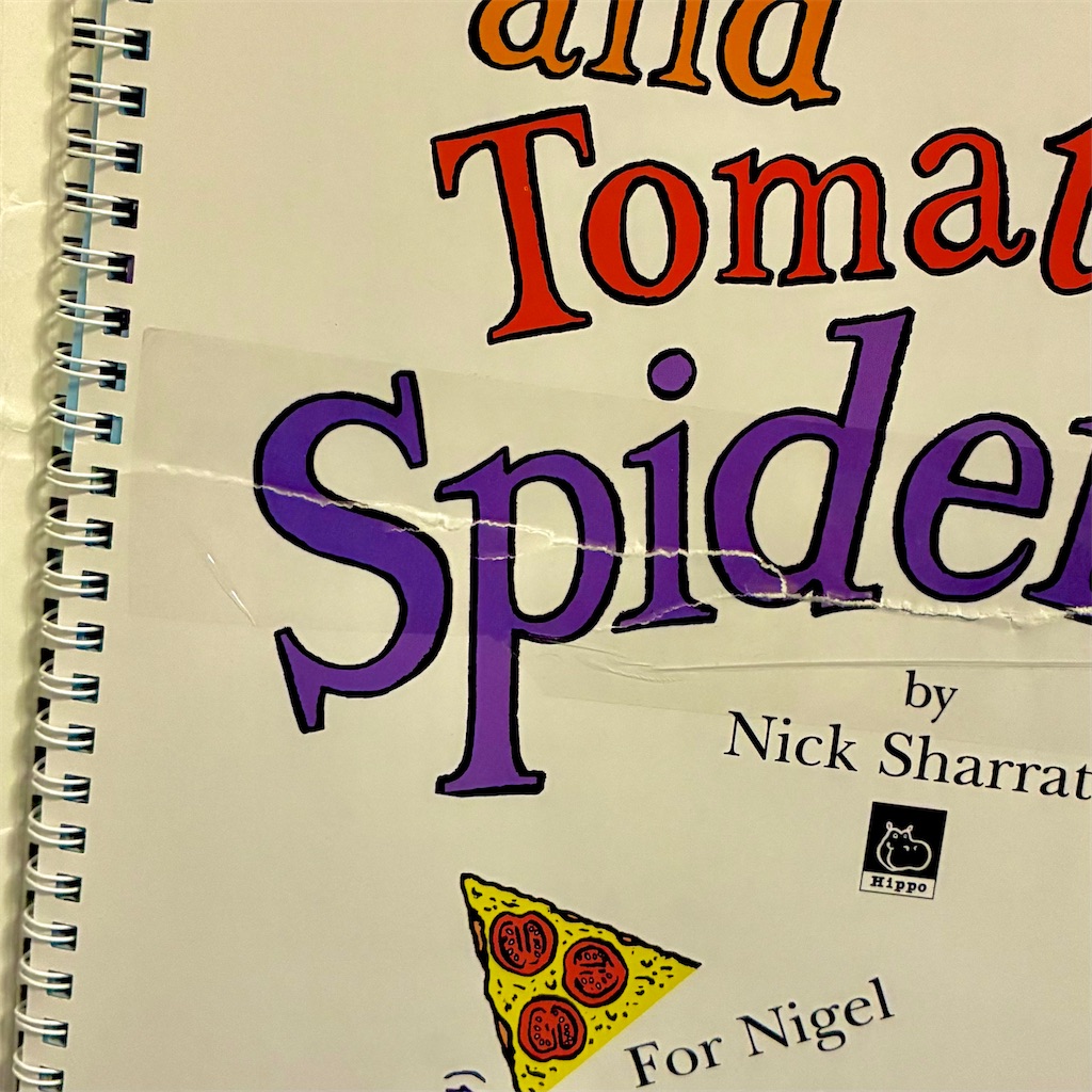 英語絵本『A Cheese and Tomato Spider』レビュー｜しかけで遊べる