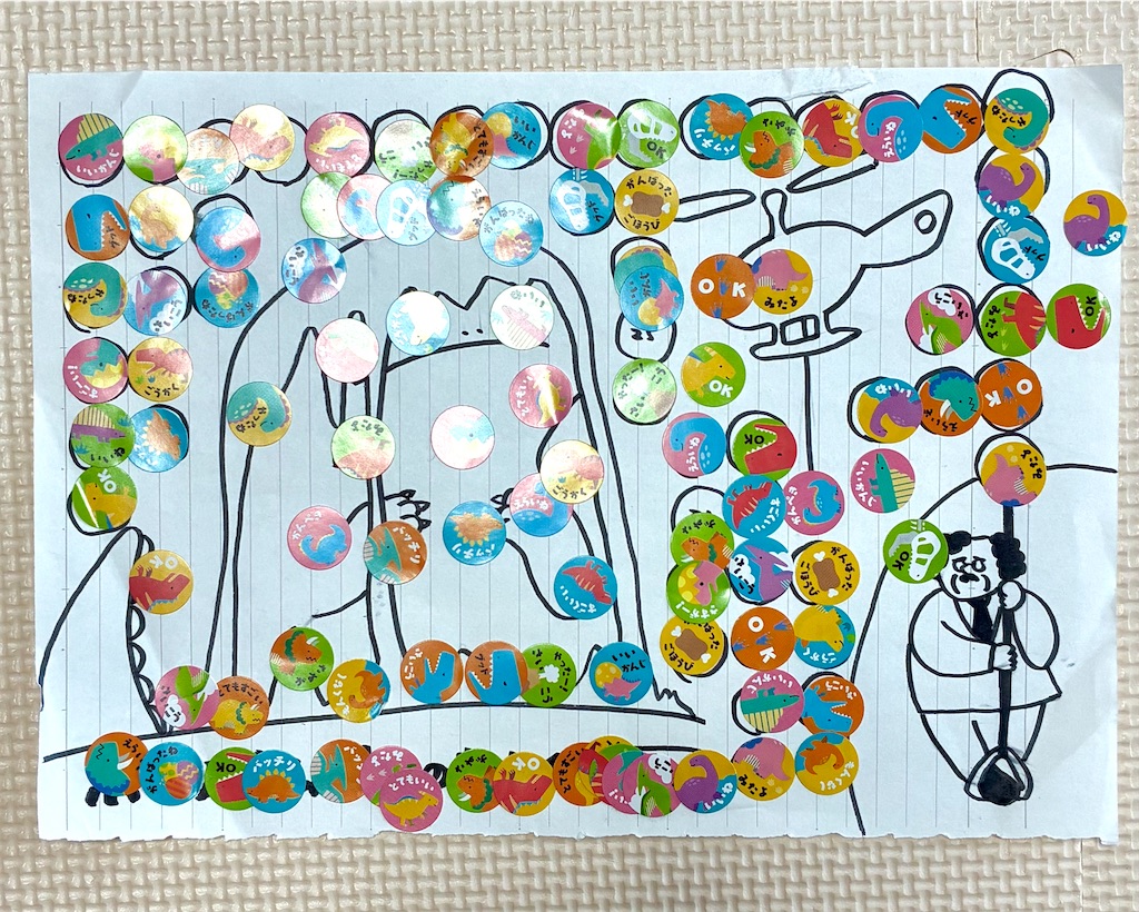 シールを貼りすぎて下の絵が見えなくなっている台紙