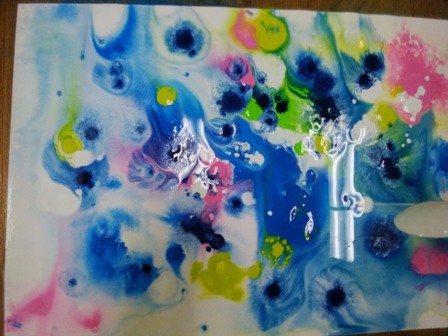 水で濡らした画用紙に絵の具を垂らして 不思議な世界をつくりました Yuctti San S Blog