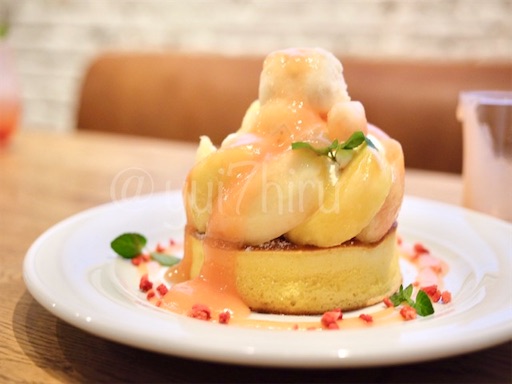 別添の桃ソースをかけた桃とアールグレイのパンケーキ