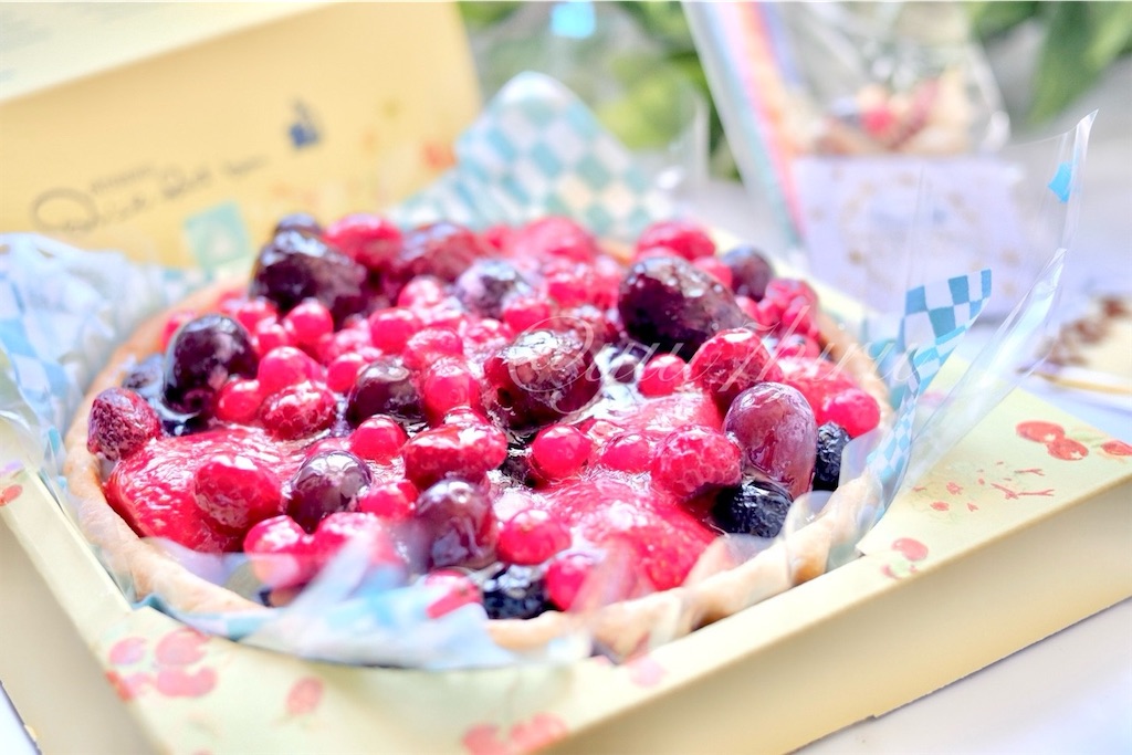 キルフェボン甘酸っぱいフルーツとサワークリームのタルトが配送崩れしないように台で固定されていた