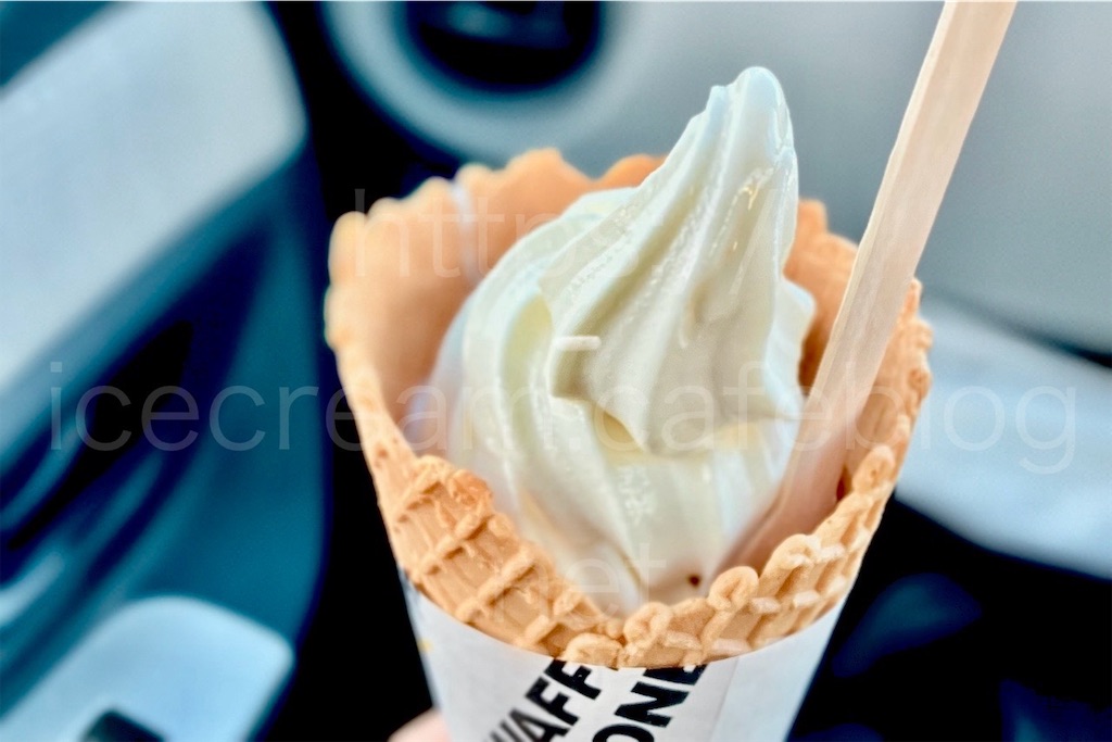 マックワッフルコーンプレーンのソフトクリームと木製スプーン