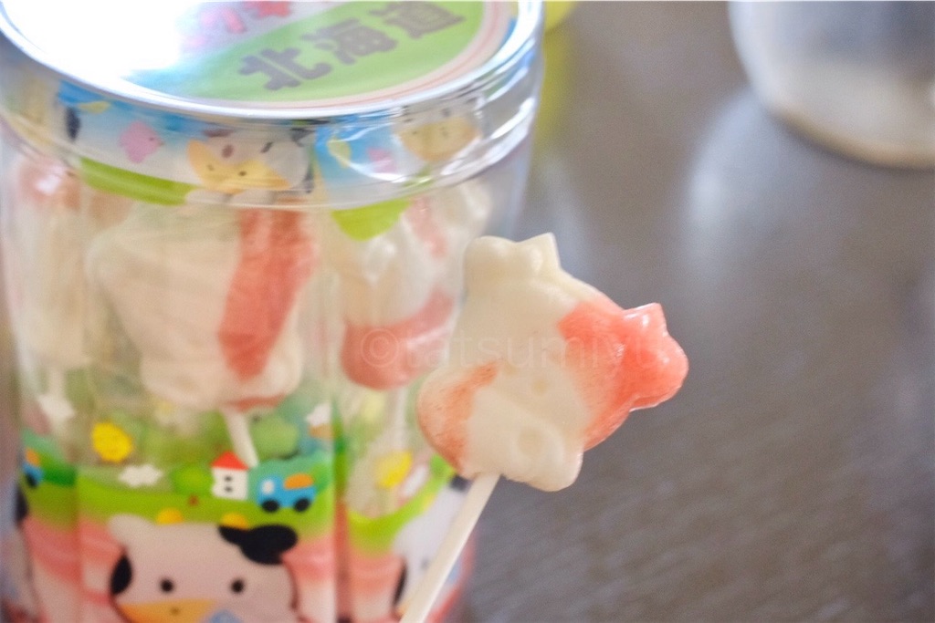 北海道バー付きミルクキャンディの中身の牛の形がかわいい