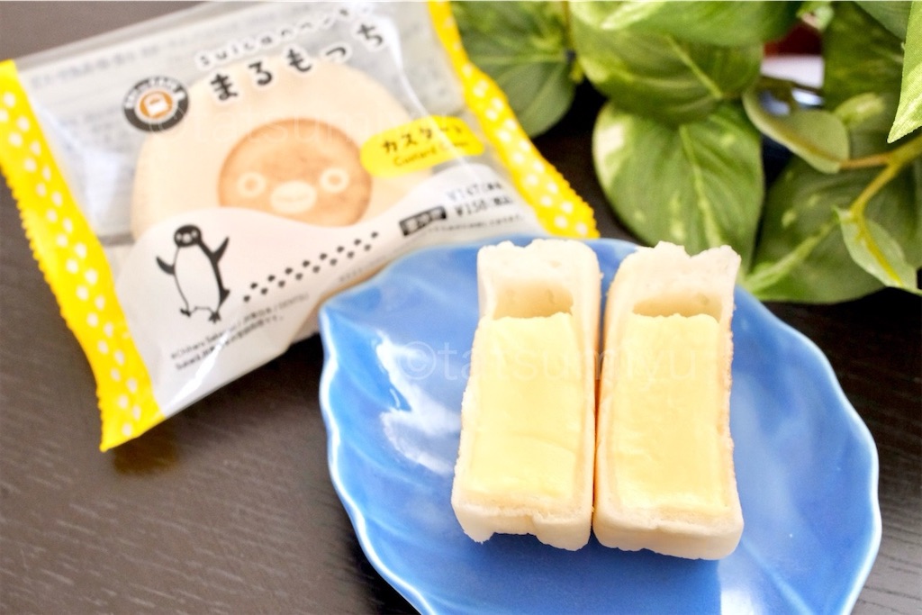 まるもっちを半分に切って断面のカスタードを見せている