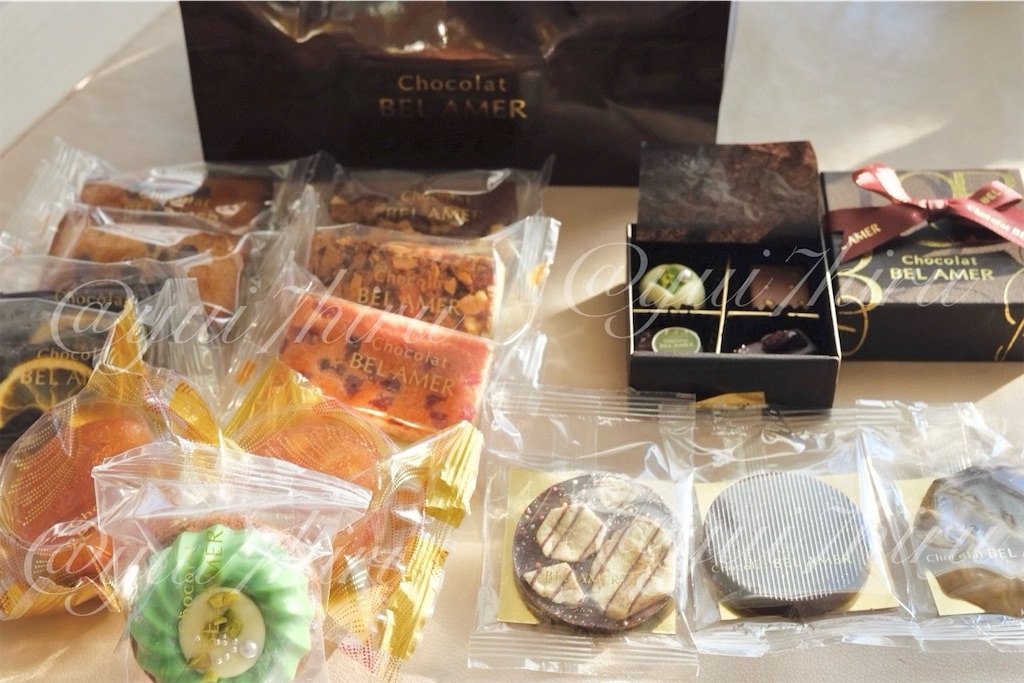 ベルアメール2025年福袋の中身のパレショコラとボンボンショコラギフトと焼き菓子