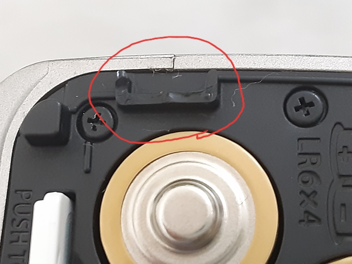 修理 デジカメの電池カバーの爪格納部分が欠けている - YUJimny備忘録