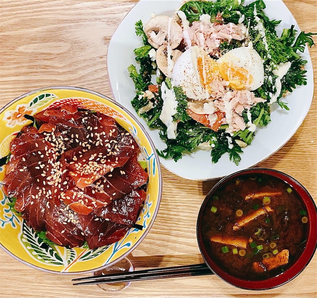 献立 鮪の漬け丼 春菊とマッシュルームのサラダ もずくの味噌汁 Taste Life Log 人生を思う存分味わいたい