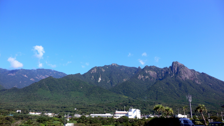 屋久島を去る日に快晴になる。尾之間からモッチョム岳ほかの山並み。