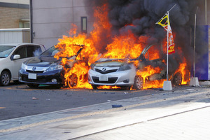 駐車場で車爆発 近くに焼死体 最新トピック集