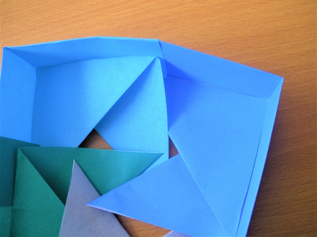 折り紙で作る四角形の箱の最後の工程の画像