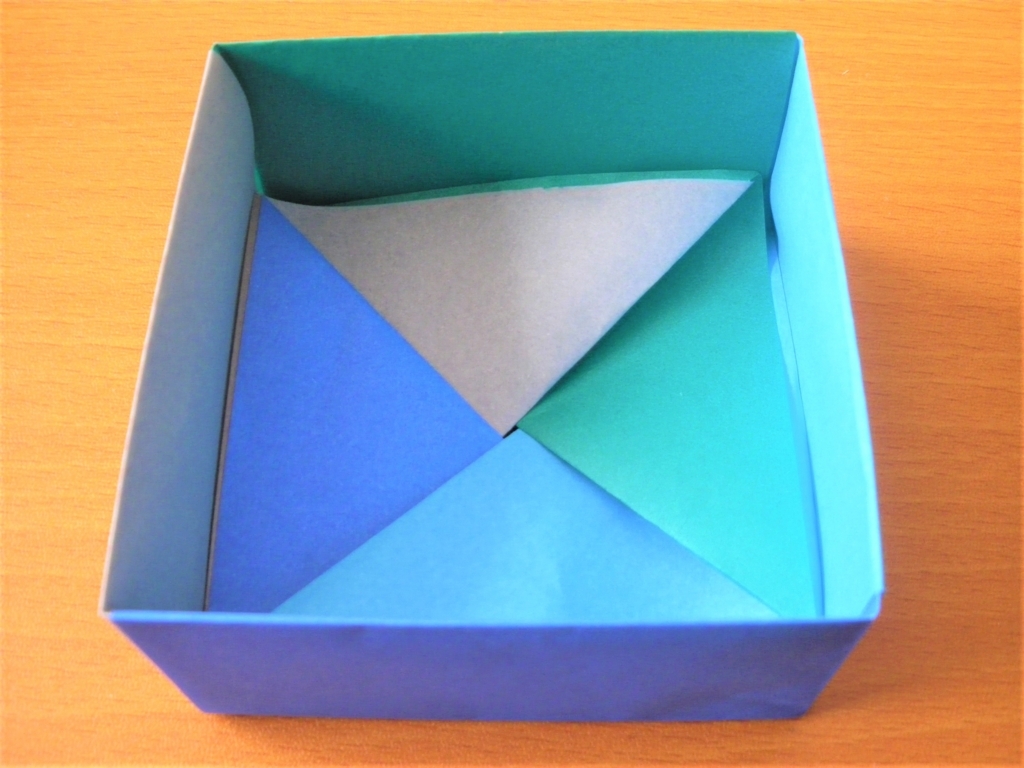 折り紙で作る四角形の小物入れの完成画像