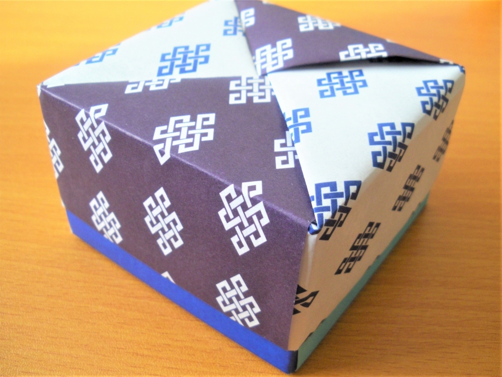 折り紙で作る四角形のふた付きの箱の完成画像