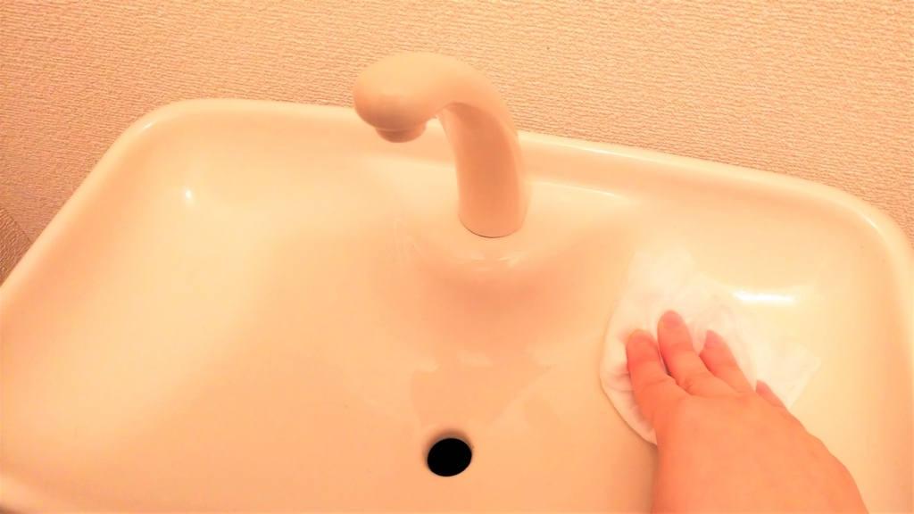 トイレのロータンクの埃をフローリングドライシートで拭く画像