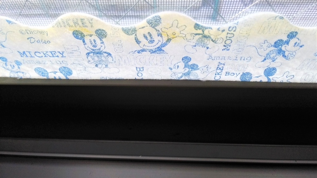 結露吸水テープが黄色く変色した画像