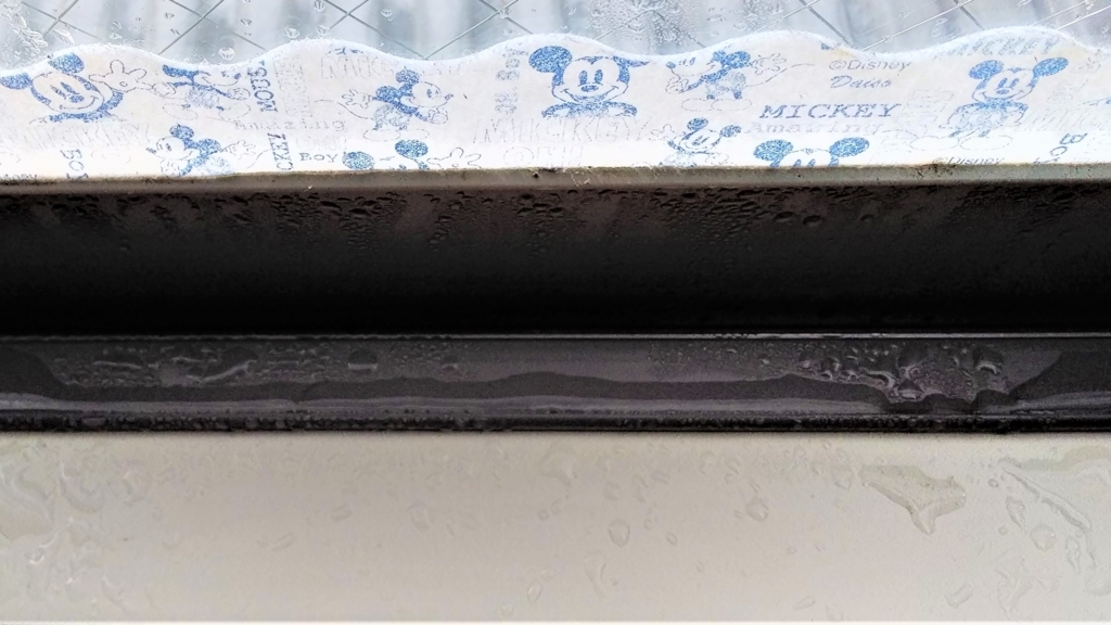 結露吸水テープと窓の下の結露水の画像