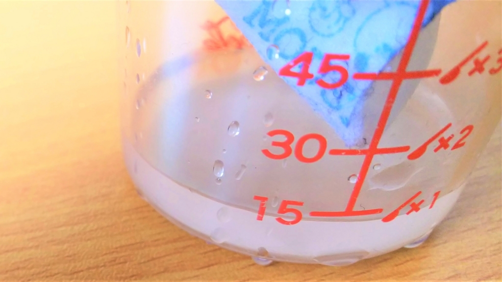 結露吸水テープの吸水量を測る計量カップの画像