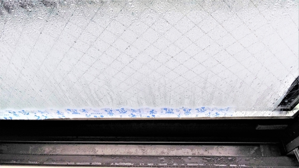 結露がひどい窓の画像