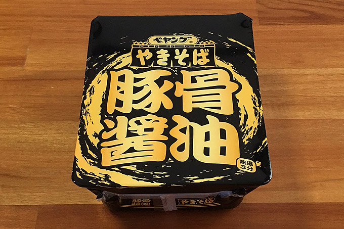ペヤング 豚骨醤油やきそば 食べてみました!こいくち醤油とたまり醤油をベースに豚骨の旨味を利かせた豚骨醤油!
