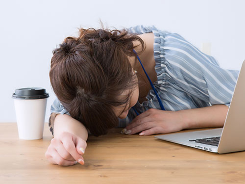 悩む母親の画像