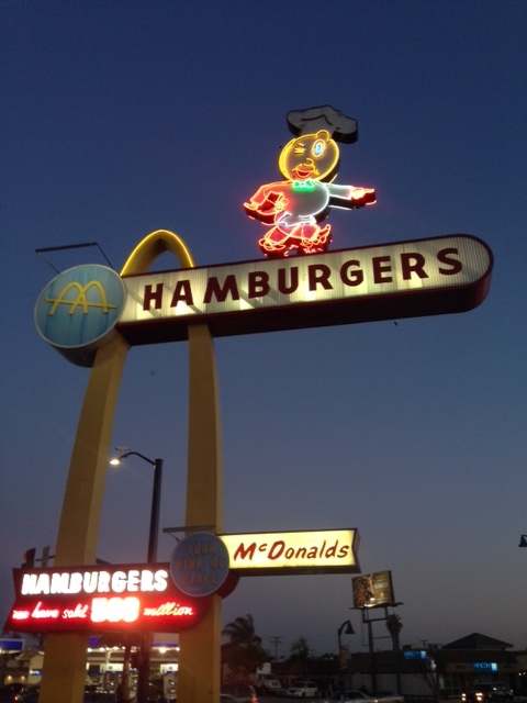 1954 カリフォルニア州ダウニー マクドナルド 1200px-DowneyMcdonalds.jpg