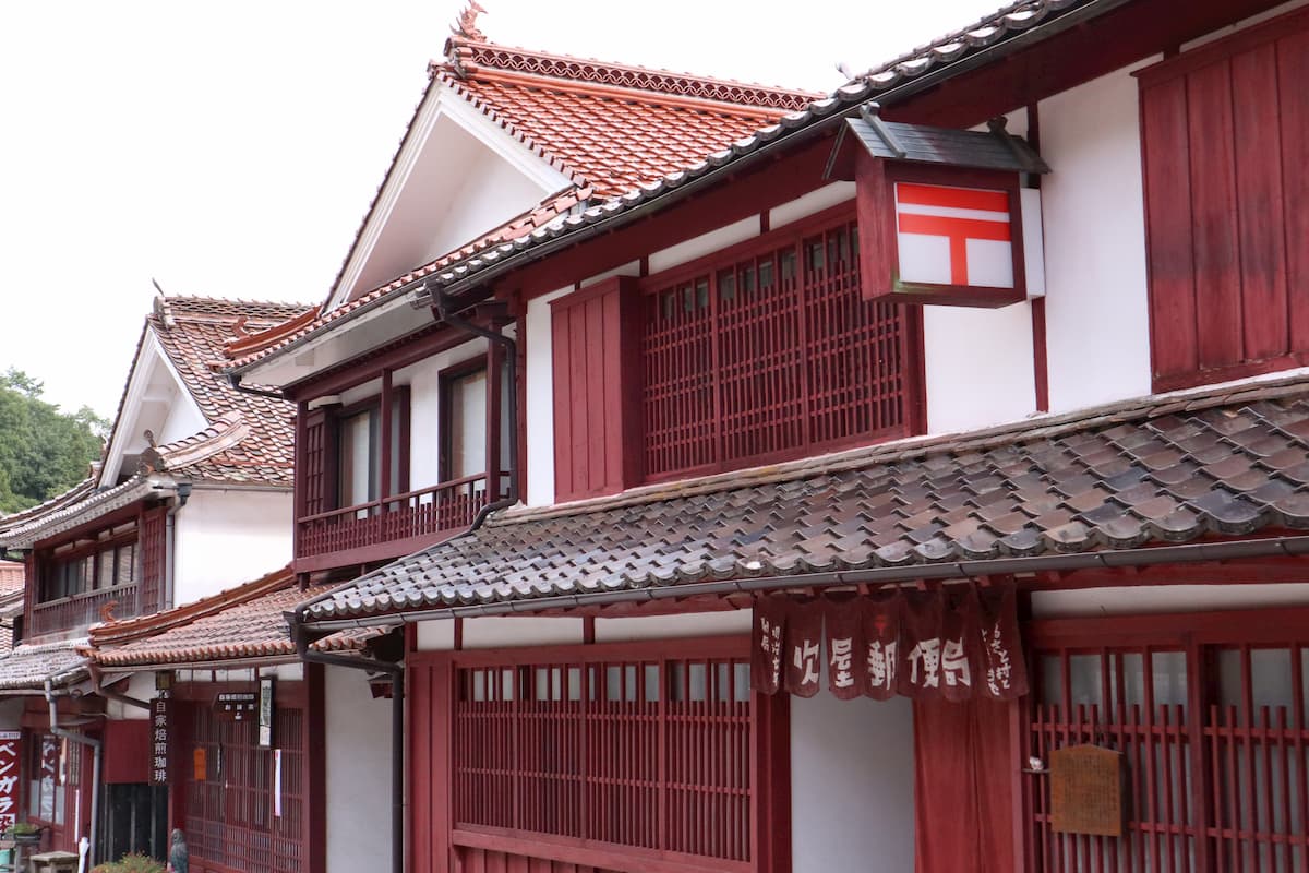 カメラを持ってベンガラ色の町並みを散策 吹屋ふるさと村再訪 晴れの国から旅まち巡り