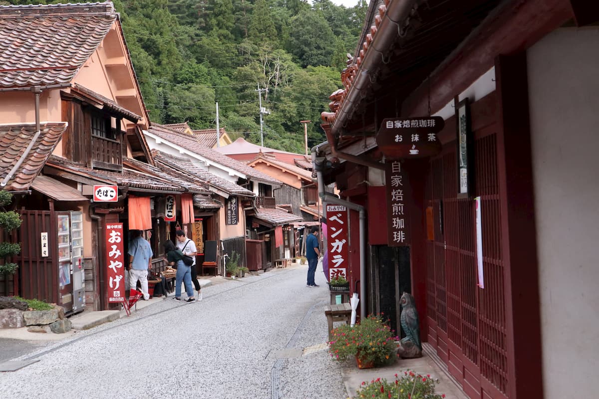 カメラを持ってベンガラ色の町並みを散策 吹屋ふるさと村再訪 晴れの国から旅まち巡り