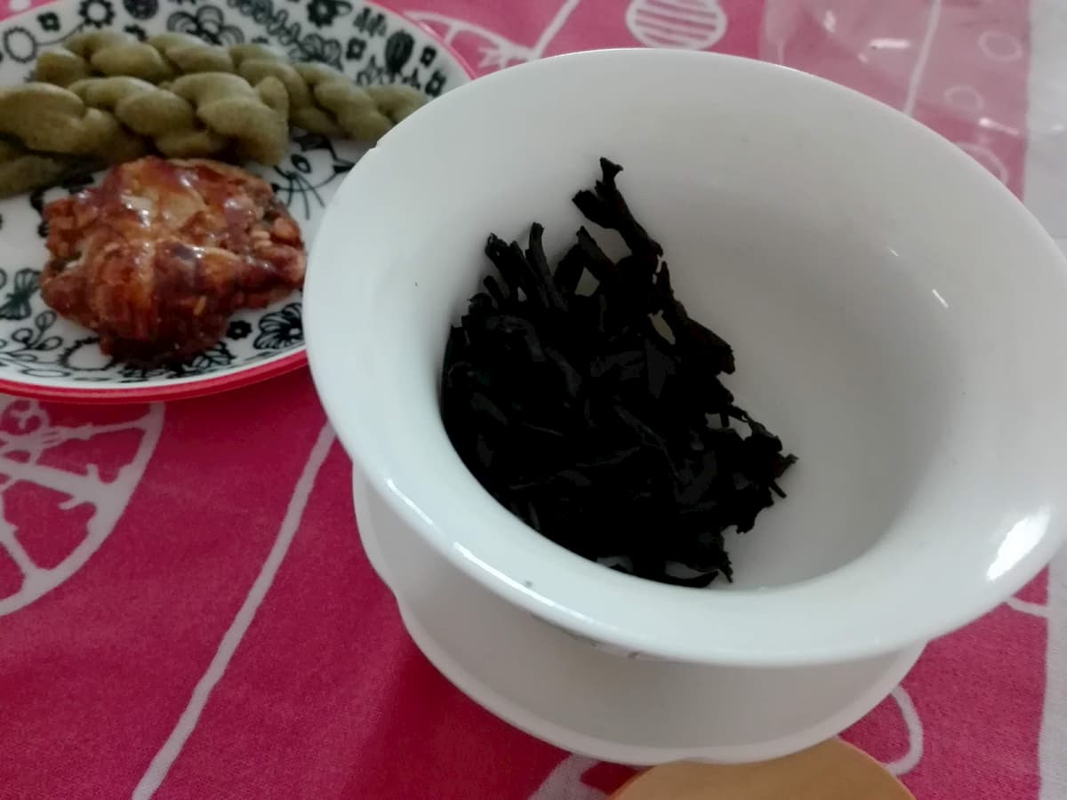 tea-leaves-in-gaiwan