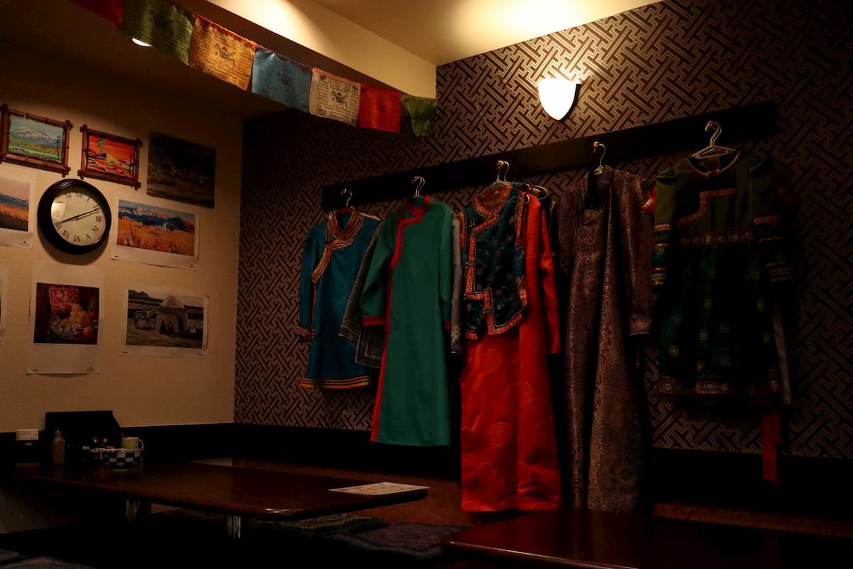 Mongolian-traditional-clothes