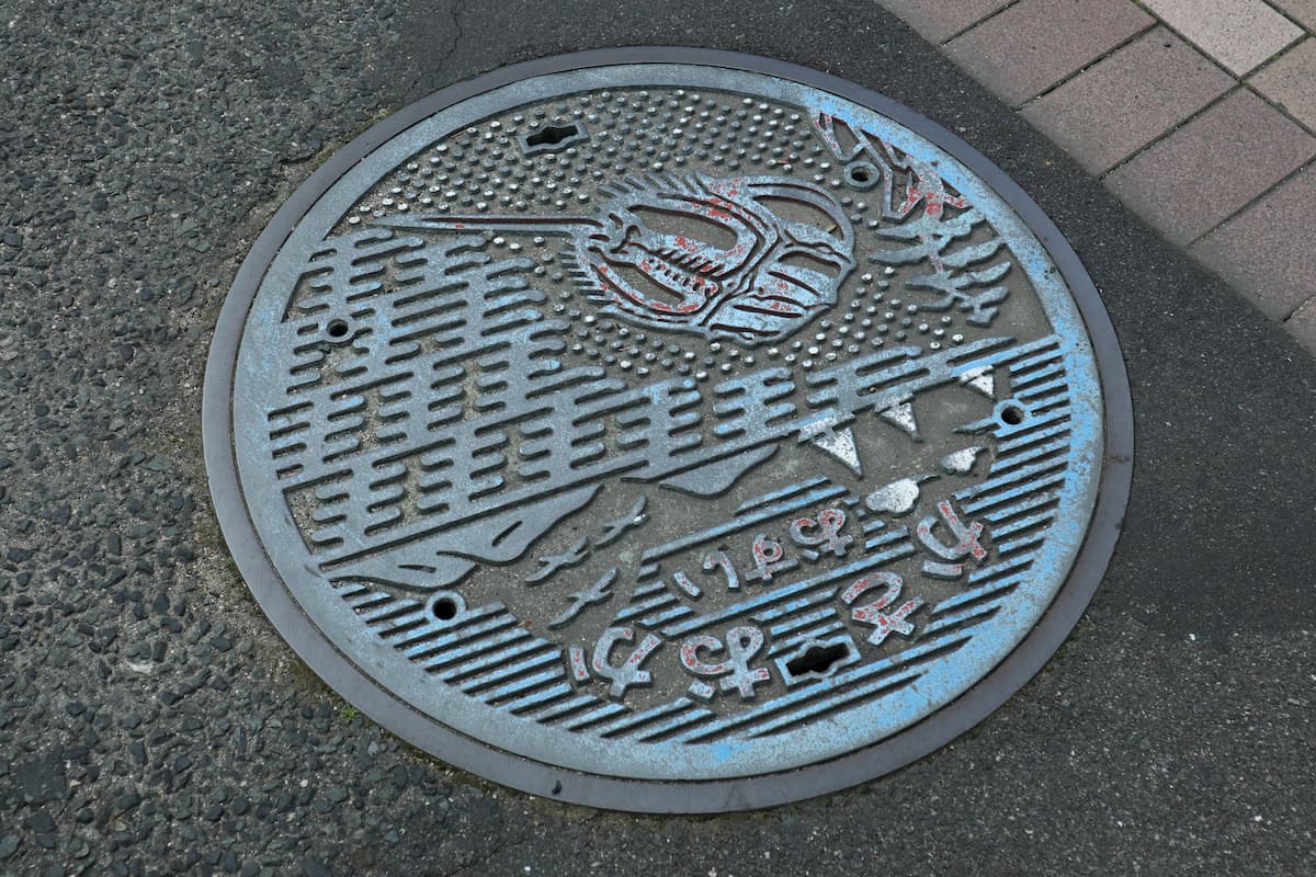 kabutogani-utility-hole-cover