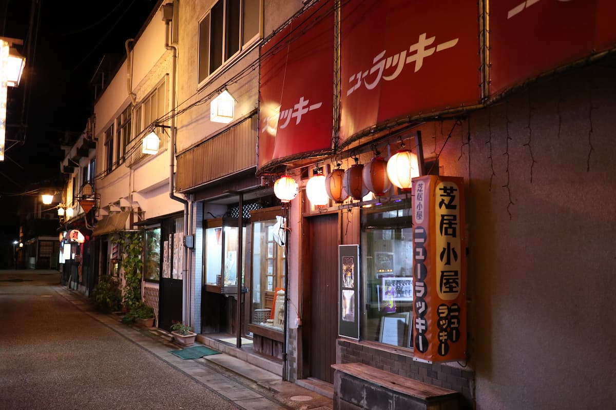 夜の三朝の温泉街