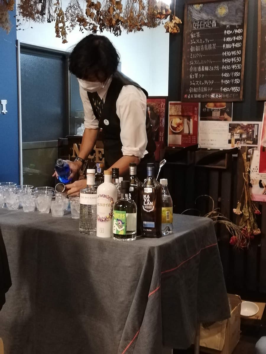 ジンを準備するかっきーさん