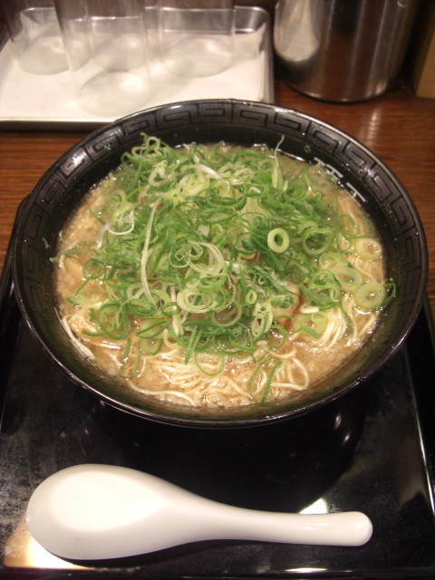 神保町の近くで食べた、豚骨葱ラーメン大盛り。