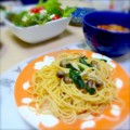 [食べ物][自炊]ぶなしめじとほうれん草のパスタ、緑・白・赤のサラダ、ミネストロー