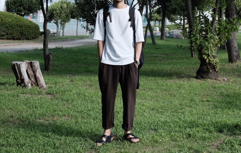 プリーツパンツのメンズコーデ