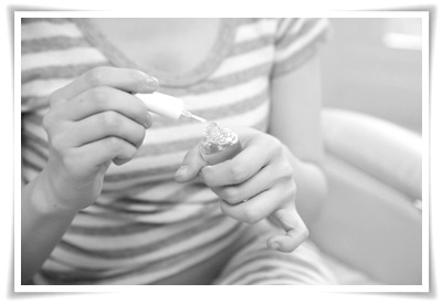 ネイルを塗る女性 ネイルを塗る女性