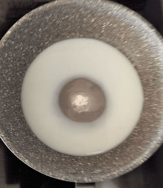 牛乳に砂糖を加えた画像