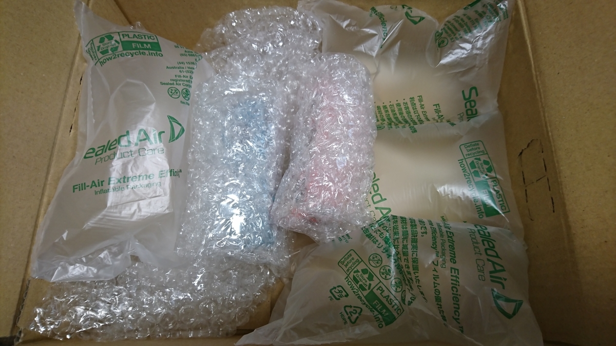f:id:yukiusa-vn:20190403093933j:plain Joy-Conを梱包材で包み、緩衝剤で埋めていきます。