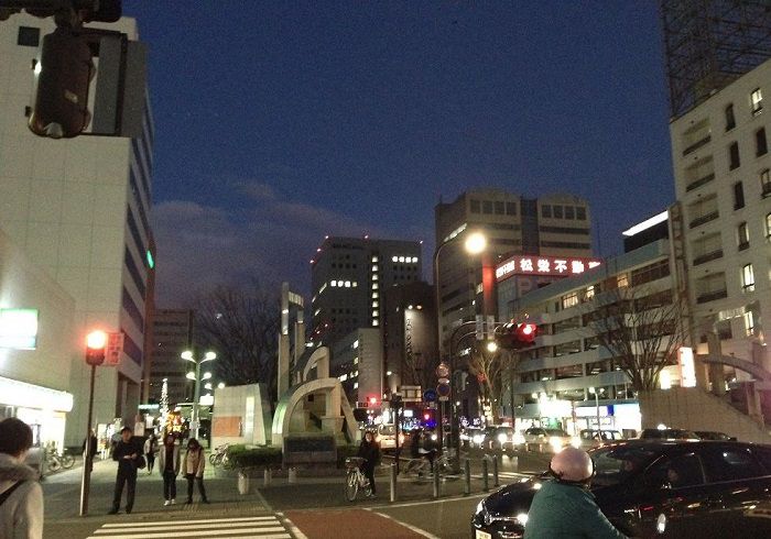 シャトルバス乗り場までのアクセス方法、横断歩道を渡り直進する