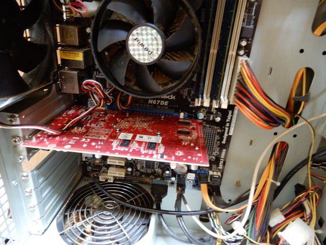 f:id:yume-yazawa-ism:20190520165250j:plain グラフィックボードの交換方法、赤い基盤がグラフィックボード