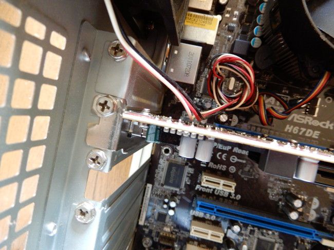 f:id:yume-yazawa-ism:20190520165311j:plain グラフィックボードの交換方法、ネジ1つを一般的なプラスドライバーで外してグラフィックボードを抜くだけ