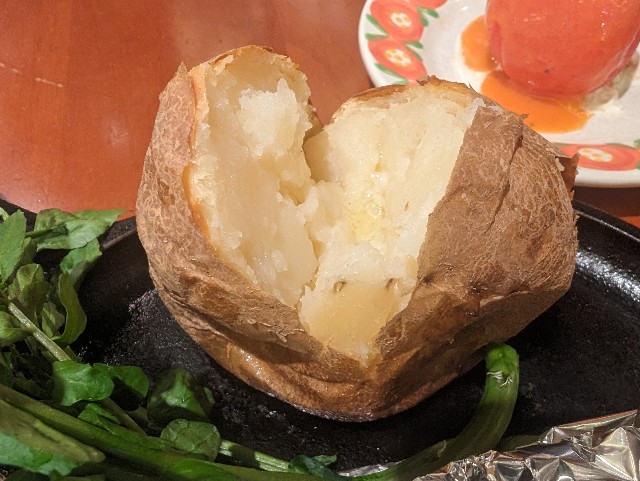 バターを添えたホクホクのベイクドポテト