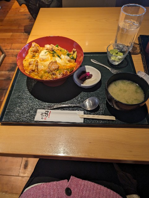 「こけこっこ」名物 炭火炙り鳥親子丼