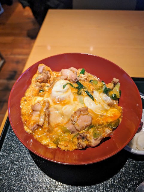 「こけこっこ」名物 炭火炙り鳥親子丼をクローズアップ