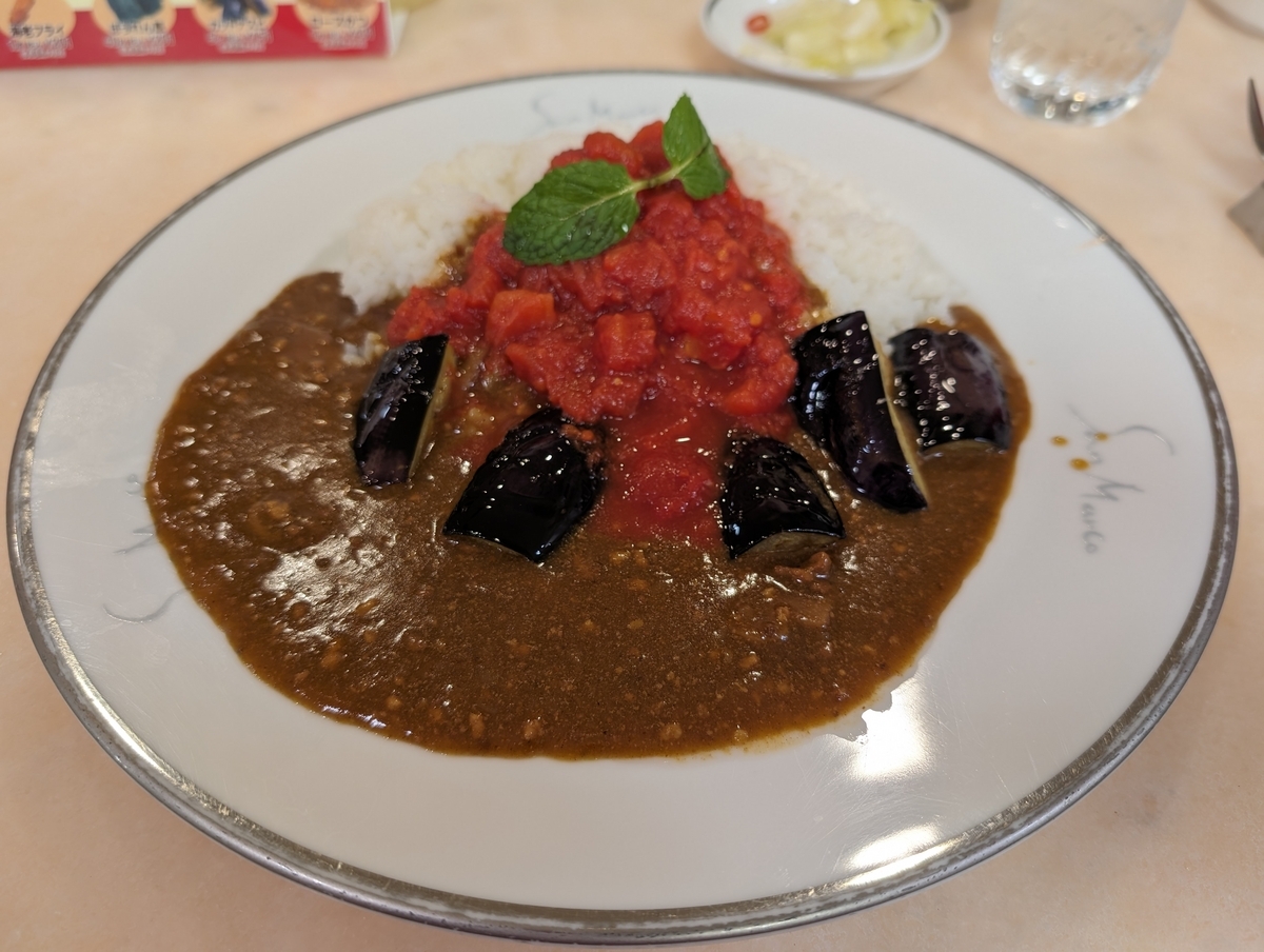 ナスビカレーにカットトマトをトッピング