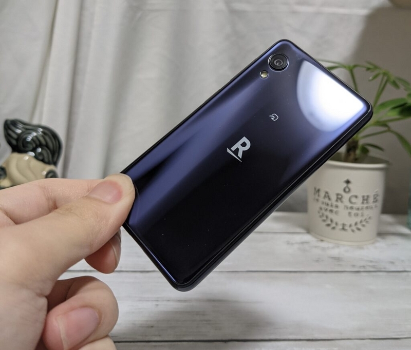 Rakuten Miniは指で摘めるくらいのサイズと重量
