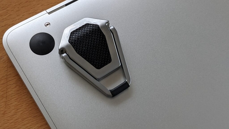 EC-SHIELDをMacBookに貼り付ける